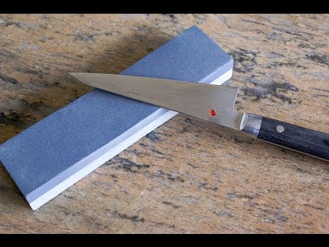 Aiguisage d'un couteau à la pierre