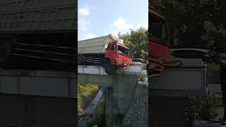 Download lagu truk kecelakaan di jembatan wonogiri #masukberanda #oleng #automobile mp3