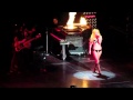 Леди Гага упала с рояля во время концерта 