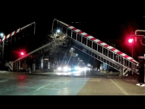 Passaggio a livello Corso Divisione Acqui (AL) treno in transito #passaggioalivello #levelcrossing