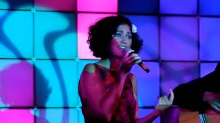 Elena Gadel cantando "Bebiendo a sorbos" en la sala Década Copas de Sevilla