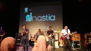 Download lagu Nastia - Rapuh (LIVE) mp3