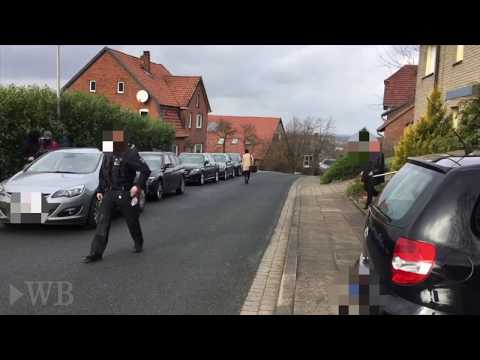 Razzia gegen Rechtsextreme: Polizisten führen Verdächtigen in Porta Westfalica ab