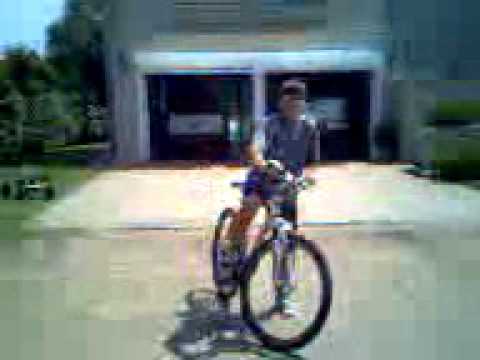 Se tiro de un acantilado con la bici!