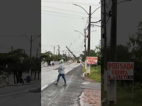 Chuva provoca queda de postes em Alegrete do Piauí