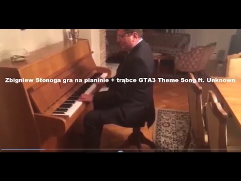 Zbigniew Stonoga gra na pianinie