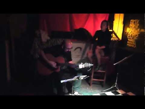 Alba Messa en concierto junto a Héctor García Roel. Tocan «Aceptar».