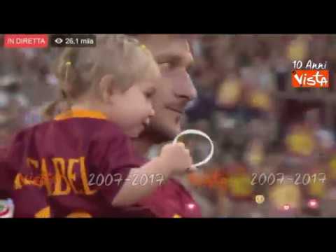 Totti da l'addio al calcio con la figlia in braccio e si commuove