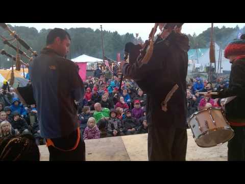 Skotterne spiller på sækkepibe på Scenen i Hvinet