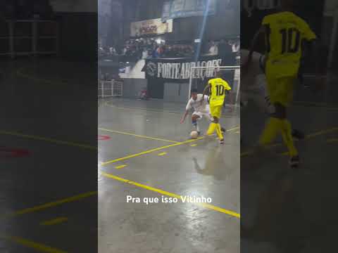 Vitinho chamou no calcanhar seguido de caneta #futsal #transmissao #barba #drible #futebol