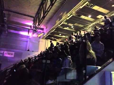 Martin Brisshäll showar inför 450 innebandysugna åskådare på derby Marstrands IBK-SKIBK