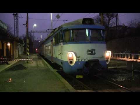 Pantograf 451 013 odjíždí ze stanice Praha Bubeneč, 11.12.2013