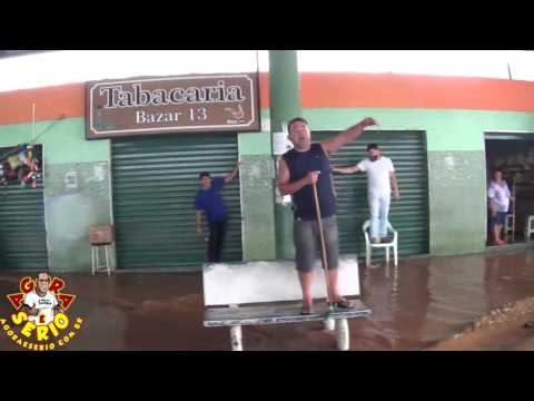 Role com Cipriano nas ruas alagadas de Juquitiba