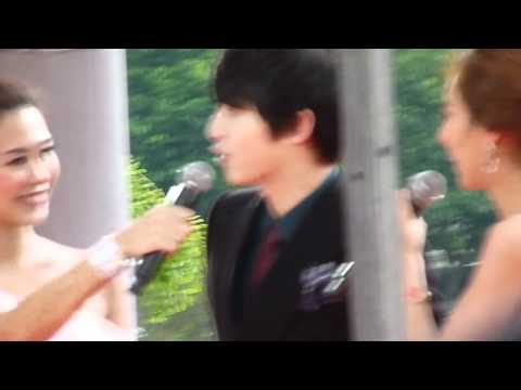 111129 Song Joongki @ 2011 MAMA in Singapore Red carpet [FANCAM]