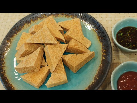 Crispy Fried Tofu with Garlicky Soy Sauce & Chili Sweet and Sour Sauce (酥炸豆腐)