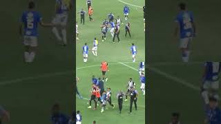 SOCO, CHUTE, VOADORA... TEVE DE TUDO NA TRETA ENTRE CRUZEIRO E ATLETICO
