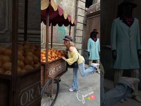 Paseando por Colón Fábrica 🎭🧡. Un momento mágico entre vestuarios y escenografías 🎭