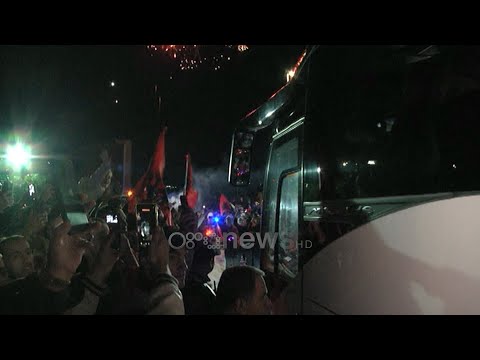 Pas fitores historike, djemtë e Kombëtares zbresin në Rinas, mijëra shqiptarë “rrethojnë” aeroportin