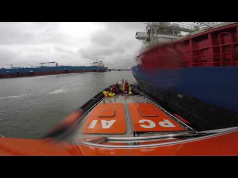 KNRM Hoek van Holland - Brancard oefening aan boord bij MV Tucana