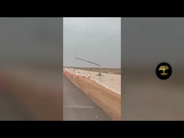 Camiones volcados y líneas eléctricas caídas tras una tormenta en Arabia Saudita