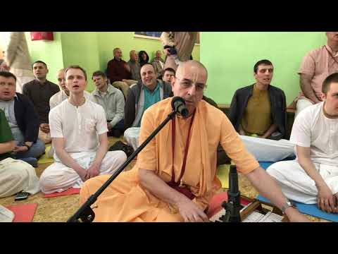 Niranjana Swami — Kirtan during puspa-abhiseka in St.Petersburg (Russia) — 28-Apr-2019