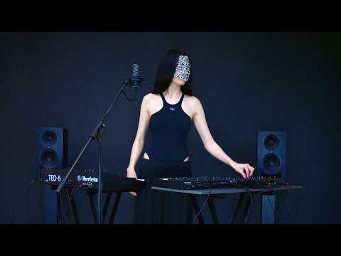 Avis Vox - Hide! (Live Performance) mau5trap