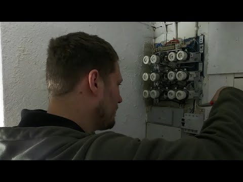 Udskiftning af HPFI relæ -  Elektriker skifter og monterer et fejlstrømsrelæ