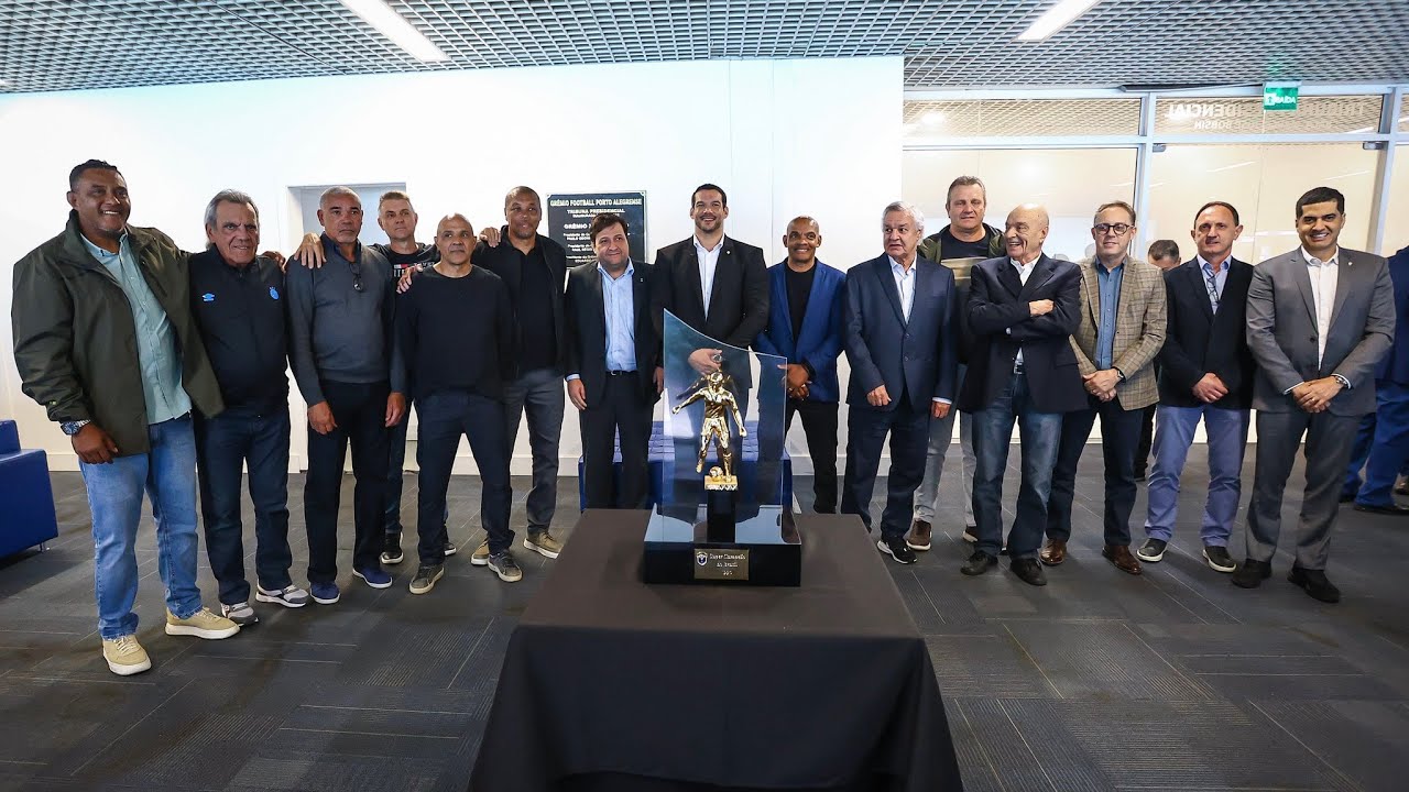 REPARAÇÃO HISTÓRICA: GRÊMIO RECEBE TROFÉU DE SUPERCAMPEÃO DO BRASIL DE 1990
