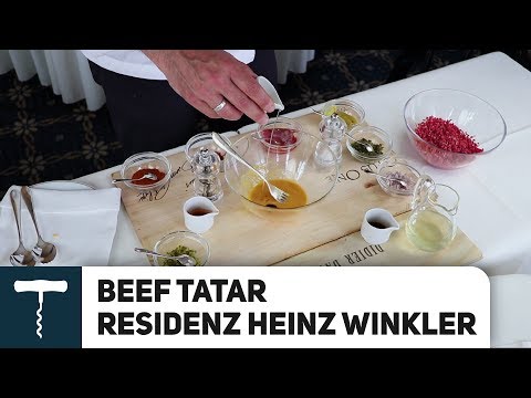 RESIDENZ HEINZ WINKLER: Zubereitung von Beef Tatar