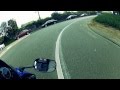 Motociclista esquiva un colchón volando en una autopista de USA