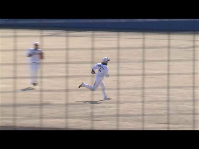 【春季キャンプ紅白戦】ライオンズ・外崎修汰 セカンド後方の打球をナイスキャッチ!! 2022年2月16日 埼玉西武ライオンズ