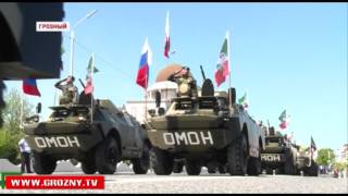 Сотрудники правоохранительных органов и военнослужащие готовятся к параду Победы 9 мая в Грозном
