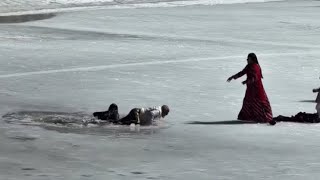 Lago di Braies, il video dei turisti che sfondano la superficie ghiacciata e cadono nell'acqua ge...