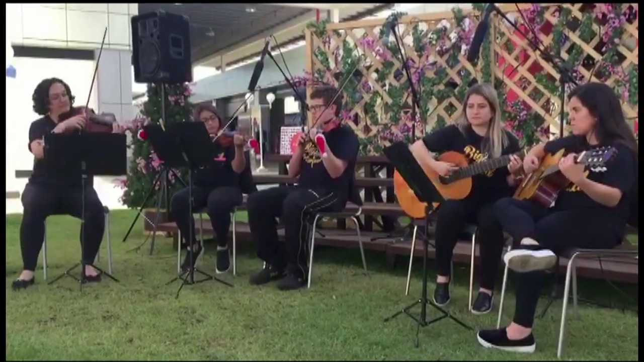 Alunos da IENH apresentam músicas de Natal no I Fashion Outlet