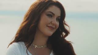 Videoklip Celeste Buckingham - Chci Tě Chvíli Mít Tu (ft. Matěj Vávra) s textom piesne