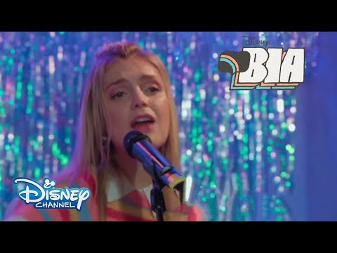 Bia 2 - Chiara,Bia et Celeste chantent "Dar la vuelta al mundo"