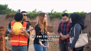 Download lagu FOR THE SAKE OF HIS GIRLFRIEND'S GRADUATION, THIS MAN WILLED TO WORK AS A CONSTRUCTION WORKER. A ... mp3 Download lagu FOR THE SAKE OF HIS GIRLFRIEND'S GRADUATION, THIS MAN WILLED TO WORK AS A CONSTRUCTION WORKER. A ... mp3