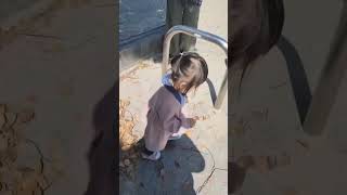 落葉であそぶひーさん(1歳半)