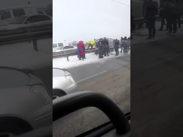 Маршрутка с пассажирами перевернулась на объездной дороге в Ново-Ленино