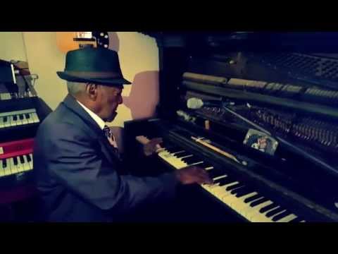 BLUES PIANO LEGEND Henry Gray - informal jam at Gr