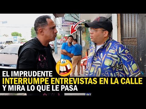 EL IMPRUDENTE INTERRUMPE ENTREVISTA Y MIRA LO QUE LE PASA / LE DAN TREMENDA CARRERA
