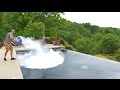 Veja o que acontece quando se despeja 13 quilos de gelo seco em uma piscina.