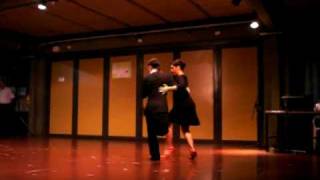 Guillermo Cerneaz y Greta Hekier bailando en el C.C Lola Mora.