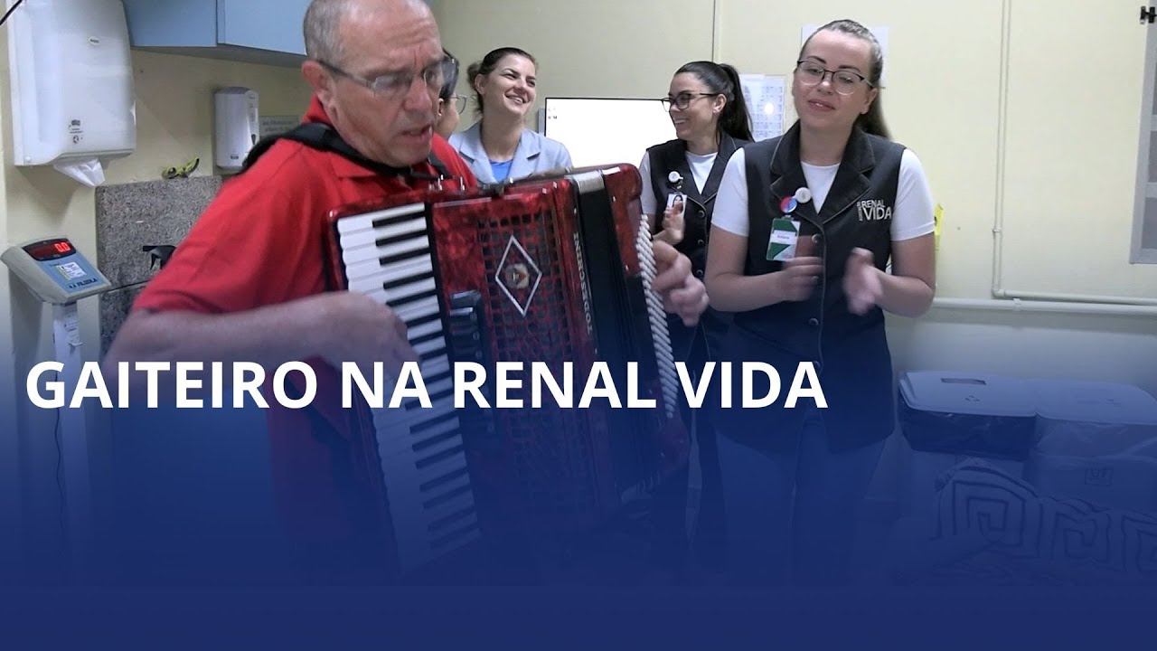 Voluntário leva alegria a pacientes que passam horas na hemodiálise