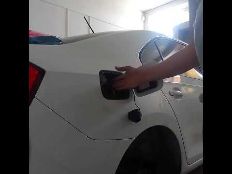 Retrait du réservoir de gaz Skoda Rapid. FaireDeVoiture!
