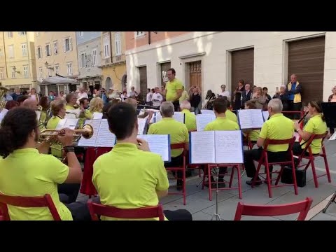 Mama mia in Cavana, mattinata tinta di note a Trieste