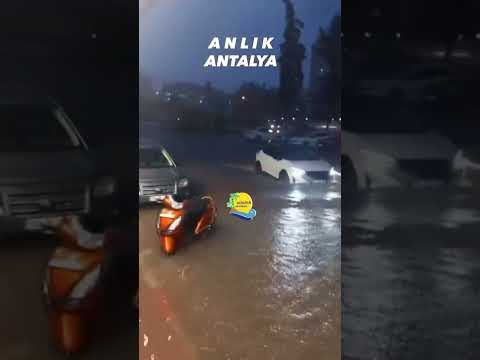 Antalya’da şiddetli yağış hayatı olumsuz etkiledi.