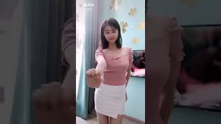 乳首勃ってるおっぱいポロリハプニング女子