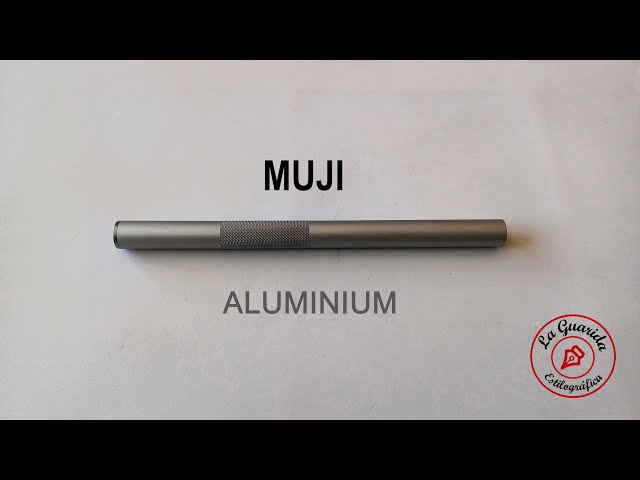 Vídeo relacionado con Muji Pluma estilográfica de punta fina con cuerpo de aluminio, 1 cartucho de tinta negra incluido.