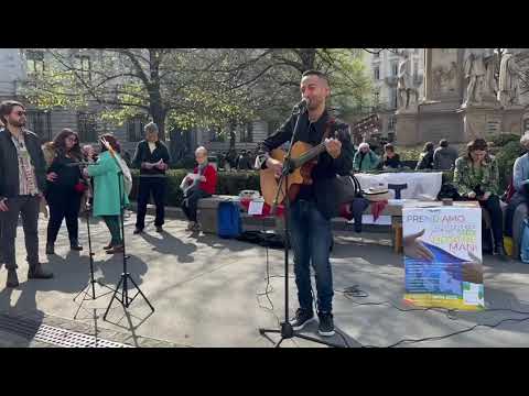 Michelangelo Giordano  - Piovono bombe (chitarra e voce)
